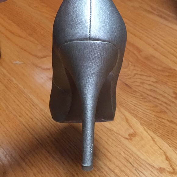 Peep toe, champagne stilettos - Picture 6 of 11